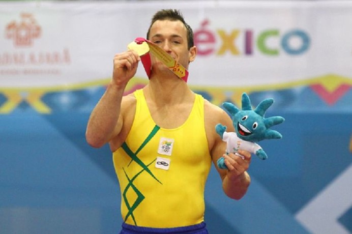 diego posando para foto com medalha ouro nos jogos panamericanos guadalajara