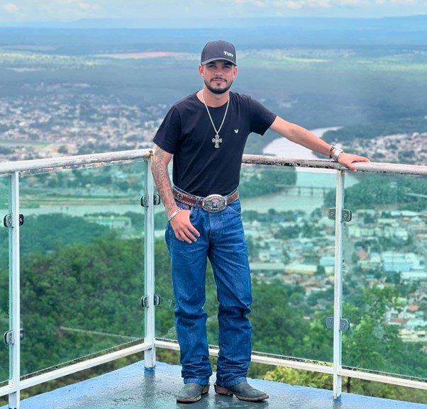 joao pedro posando para foto