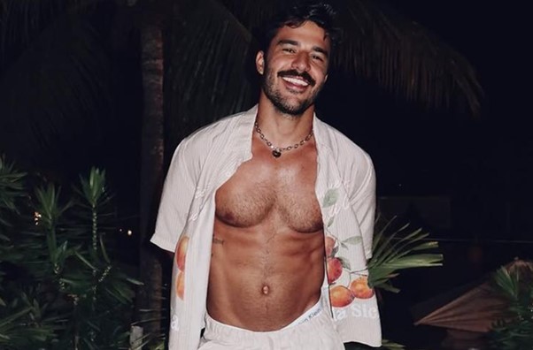 mateus pires sorrindo sem camisa